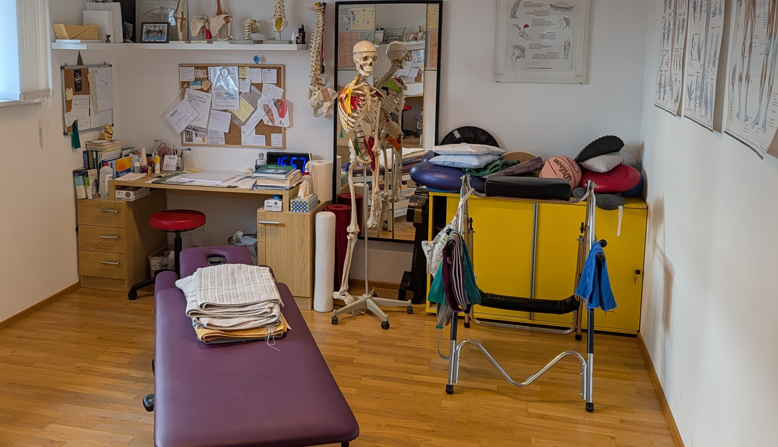 map[class:aspect-square object-contain object-center w-[75%] src:images/raum.jpg]